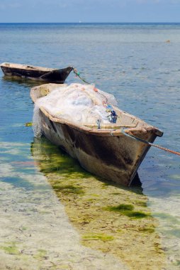 ZANZIBAR, TANZANIA - 21 Ekim 2011 'de Nungwi Köyünde balıkçı teknesi. Zanzibar Adası, Tanzanya. Nungwi geleneksel olarak Zanzibar 'ın dhow-building endüstrisinin merkezidir.