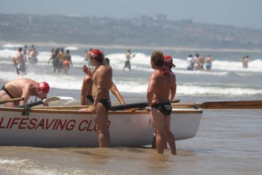 DURBAN - 25 Kasım 2009, Durban, Güney Afrika KwaZulu Natal Cankurtaran Yarışması 'nda gençlerden oluşan bir grup. Durban bölgesi cankurtaran ekipleri arasında sörf teknesi yarışı 