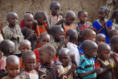 AMBOSELI, KENYA - 13 Ekim 2011 'de Kenya, Masai Mara' da inek gübresi ile evde yaşayan kimliği belirsiz Afrikalı çocuklar. 