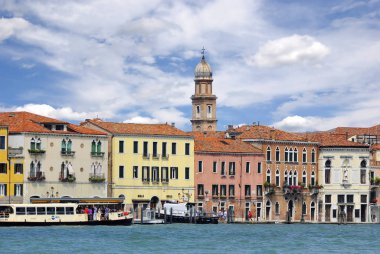VENICE - 12 Haziran 2011 'de Venedik, İtalya' da Büyük Kanal. Venedik, İtalya 'nın kuzeydoğusunda 118 küçük adadan oluşan bir şehir. Venedik 'e yılda 20 milyondan fazla turist geliyor..