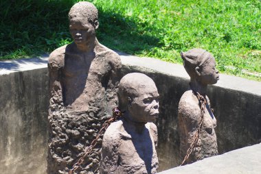 Zanzibarve 'deki köleler için bir anıt. Açık artırma yıllarca bu yerin yakınında yapıldı. Kölelik yasaklandıktan sonra, burada bir Anglikan kilisesi inşa edildi. Bu anıt nispeten yakın zamanda inşa edildi.
