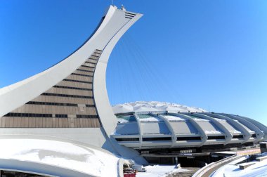 Montreal, Kanada - 26 Şubat 2012 'de Montreal Olimpiyat Stadyumu ve kulesi. Dünyanın en yüksek eğimli kulesi. Olimpiyat turu 175 metre uzunluğunda ve 45 derecelik açıyla yapılıyor.