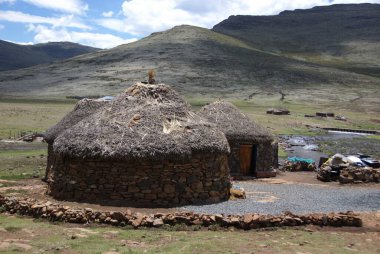 Zulu kırsalının manzarası, Güney Afrika 'da bir bantustan idi. Irkçılık devleti tarafından Zulu halkı için yarı bağımsız bir vatan olarak tasarlanıyordu..