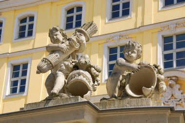 Zwinger Sarayı 'ndan iki bebek heykeli, Dresden, Almanya