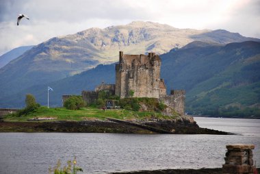 Eilean Donan Kalesi, İskoçya 'nın batısındaki Loch Duich Gölü' nde küçük bir adadır. Bir yaya köprüsü ile anakaraya bağlıdır ve Dornie köyünden yaklaşık 800 metre uzaktadır.