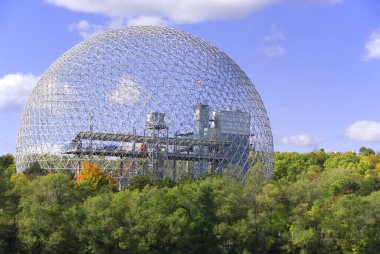 MONTREAL QUEBEC CANADA - 10 2010 Sonbaharda Montreal Biyosfer adı verilen jeodezik kubbe. Suya ve çevreye adanmış bu müze Parc Jean-Drapeau 'da yer almaktadır..