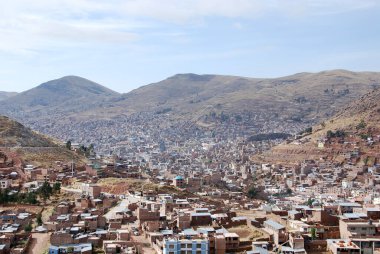 PUNO PERU - 11 19 2010: Puno, Peru 'nun güneydoğusunda, Titicaca Gölü kıyısında bir şehirdir. 100.000 kişilik nüfusuyla Puno Bölgesi ve Vilayeti 'nin başkentidir..