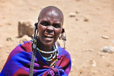 26 Kasım 2011 'de, Serengeti, Tanzanya' da, Masai 'de kadınlar, süslemeleriyle başlarını erkeklerden ayırırlar. 