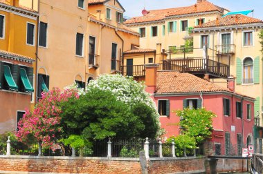 VENICE - 12 Haziran 2011 'de Venedik, İtalya' da Büyük Kanal. Venedik, İtalya 'nın kuzeydoğusunda 118 küçük adadan oluşan bir şehir. Venedik 'e yılda 20 milyondan fazla turist geliyor.. 