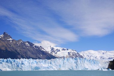 Perito Moreno Buzulu, Arjantin 'in Santa Cruz eyaletindeki Los Glaciares Ulusal Parkı' nda bulunan bir buzuldur. Patagonya 'nın en önemli turistik merkezlerinden biridir.