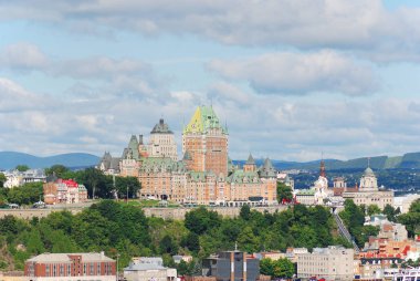 Quebec ve Chateau Frontenac, Quebec, Kanada manzarası. 1980 'lerde Kanada' nın ulusal tarihi bölgesi ilan edildi. Bölge, Aşağı Kanada 'nın İngiliz valilerinin ikametgahıydı..