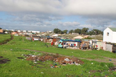 KHAYELITSHA, TOWNship CAPE TOWN Güney Afrika - 22 Mayıs Khayelitsha Güney Afrika 'da 22 Mayıs 2007 tarihinde Cape Town Güney Afrika' daki en büyük ve en hızlı büyüyen kasaba olarak bilinmektedir.
