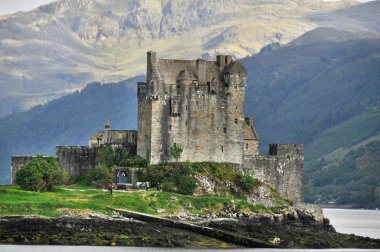 Eilean Donan Kalesi, İskoçya 'nın batısındaki Loch Duich Gölü' nde küçük bir adadır. Bir yaya köprüsü ile anakaraya bağlıdır ve Dornie köyünden yaklaşık 800 metre uzaktadır..