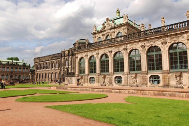 DRESDEN SAXONY GERMANY - 25 Mayıs 2010: Zwinger, Almanya 'nın Dresden şehrinde Barok tarzında inşa edilmiş ve saray mimarı Matthaus Daniel Poppelmann tarafından tasarlanmış bir saray. Portakallık görevi gördü.