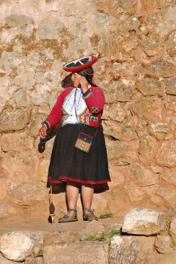 CUSCO PERU 'nun yanında - 15 Kasım 2010' da Cusco Peru 'da geleneksel kıyafet giymiş Keçuva kadının portresi. Ulusal kırsal yoksulluk oranı yüzde 50 'nin üzerinde.