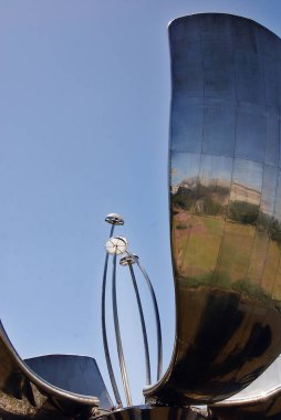 BUENOS AIRES - 26 Kasım 2011, Buenos Aires, Arjantin 'in Recoleta ilçesindeki Plaza Naciones Unidas' ta (Birleşmiş Milletler Meydanı) bulunan Floralis Generica heykeli.