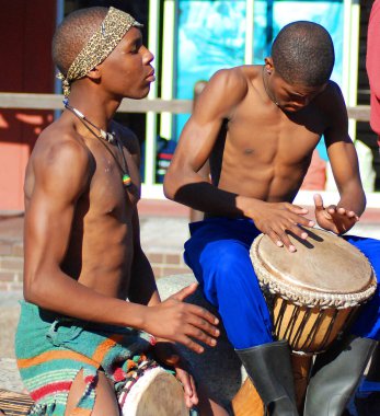 CAPE TOWN - 25 Mayıs 2007 'de Cape Town, Güney Afrika' da yapılan bir Zulu gösterisinde kimliği belirsiz bir genç geleneksel kıyafetler giyer.