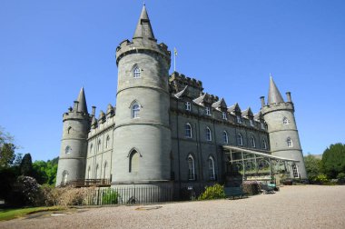 Inveraray Şatosu, İskoçya 'nın batısındaki Argyll ilinde Inveraray yakınlarında Loch Fyne sahilinde yer alan bir malikanedir. 