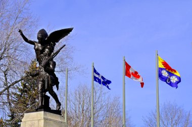 MONTREAL CANADA - 04 07 2020: Westmount Wars, o zamanlar anıtlar çok farklıydı. Üzerinde 1. Dünya Savaşı 'ndan kalma 192 isim var ve 4 yıl sürdü. Ve 2. Dünya Savaşı 'ndan 260 isim