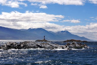 Beagle Channel birkaç ada arasında gelişir; kuzeyde Arjantin-Şili adası Grande de Tierra del Fuego, güneyde Hoste, Navarino ve Picton ve Nueva bulunur.. 