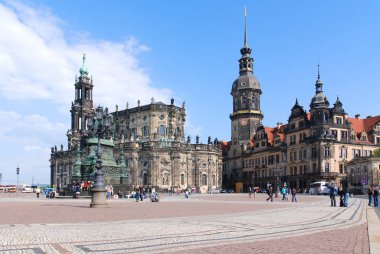 DRESDEN GERMANY - 05: 25 2010: Hofkirche, Dresden 'in en önemli simgelerinden biri olarak duruyor. 2. Dünya Savaşı sırasında Dresden' in bombalanması sırasında kilise yıkıldı..
