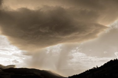 Bulutlu bir günde Alpler 'de dağ kepçesi