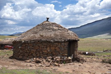 Lesotho 'da geleneksel konut tarzı rondavel olarak adlandırılır. Rondavel' in duvarları genellikle taşlardan yapılır. Çatı, ahşap tellere iple dikilmiş ahşaptan yapılmıştır.
