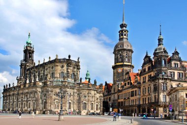 DRESDEN GERMANY - 25 Mayıs: Katholische Hofkirche önünde turistler bir Roma Katolik Katedrali. 25 Mayıs 2010 'da Almanya' nın en önemli Katolik kilisesi olan Dresden 'de.