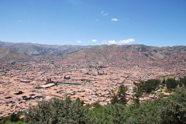 CUSCO PERU - NOV. 25 10: And Dağları 'nın Urubamba Vadisi yakınlarındaki dağlarla çevrili Peru' daki Cusco kentinin kuş bakışı görüntüsü