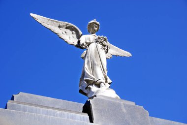 La Recoleta Mezarlığı 'ndaki heykeller Arjantin' in Buenos Aires semtinde yer alan ünlü bir mezarlıktır. Saygın insanların mezarlarını içeriyor.