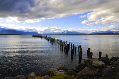 Old Pier Puerto Natales, Şili Patagonya 'da bir şehirdir. = = Coğrafya = = Puerto Natales, Natales ili 'nin başkenti ve Itima Esperanza ili' nin (İspanyolca 