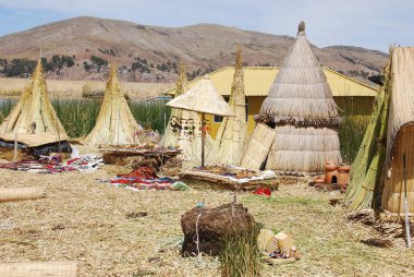 Titicaca Gölü 'ndeki tipik bir ev. Bitkilerin geliştiği ve iç içe geçtiği yoğun kök adaları destekleyen Khili adı verilen bir ila iki metre kalınlığında doğal bir katman oluşturuyor.