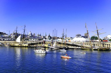 Rıhtımdaki Uzun Gemiler 'in ikinci baskısı için, Eski Liman' da ziyaretçileri bekleyen altı uzun gemi var: Niagara, Baltimore II 'nin Gururu, Lynx, Meydan Okuma, Pathfinder II ve St. Lawrence II.