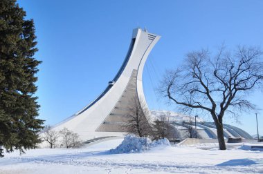 Montreal, Kanada - 26 Şubat 2012 'de Montreal Olimpiyat Stadyumu ve kulesi. Dünyanın en yüksek eğimli kulesi. Olimpiyat turu 175 metre uzunluğunda ve 45 derecelik açıyla yapılıyor.
