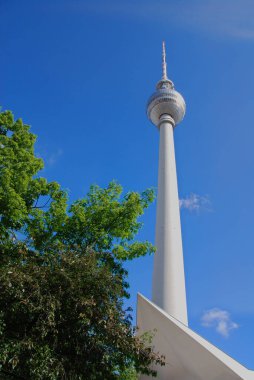 BERLİN GERMANY - 25 Mayıs: Fernsehturm (Televizyon Kulesi), Almanya 'nın başkenti Alexanderplatz' da bulunan 25 Mayıs 2010 'da inşa edildi. 
