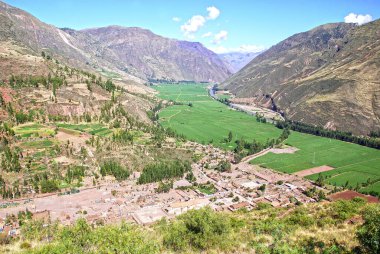 1.285.216 kilometrekarelik bir alanı kaplayan Peru, coğrafi ihtişamı ve üçüncü dünya kültürünün canlılığı nedeniyle keyifli bir tatil gezisi sunuyor.. 