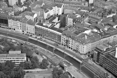 BERLİN GERMANY - 16 Mayıs 2010 Berlin Fernsehturm Kulesi 'nin turistik platformundan şehir manzarası