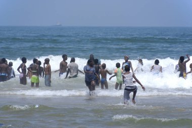 Afrika plajında bir grup insan