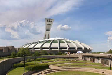 Montreal, Kanada - 29 Nisan 2012 'de Montreal Stadyumu ve kulesi. Dünyanın en yüksek eğimli kulesi. Olimpiyat turu 175 metre uzunluğunda ve 45 derecelik açıyla yapılıyor.