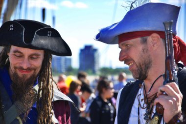 MONTREAL, CANADA - 18 Eylül 2011 'de Kanada' nın Montreal kentinde, Les Grands Voiliers sur les Quais 2011 Uzun Gemiler Festivali 'ne korsan olarak katılan insanlar