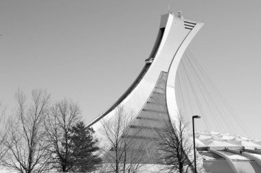 Montreal, Kanada - 26 Şubat 2012 'de Montreal Olimpiyat Stadyumu ve kulesi. Dünyanın en yüksek eğimli kulesi. Olimpiyat turu 175 metre uzunluğunda ve 45 derecelik açıyla yapılıyor.