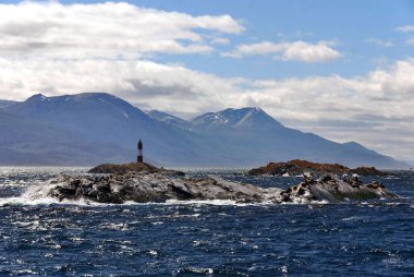 Beagle Channel birkaç ada arasında gelişir; kuzeyde Arjantin-Şili adası Grande de Tierra del Fuego, güneyde Hoste, Navarino ve Picton ve Nueva bulunur.. 