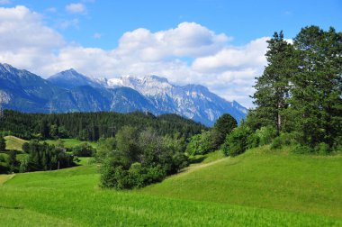 Avusturya 'nın Innsbruck kenti yakınlarındaki Alp dağlarının sakin bahar manzarası 