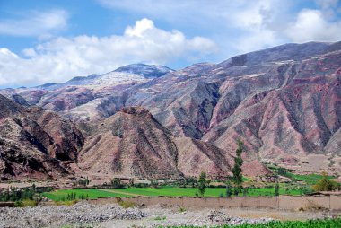 1.285.216 kilometrekarelik bir alanı kaplayan Peru, coğrafi ihtişamı ve üçüncü dünya kültürünün canlılığı nedeniyle keyifli bir tatil gezisi sunuyor.. 