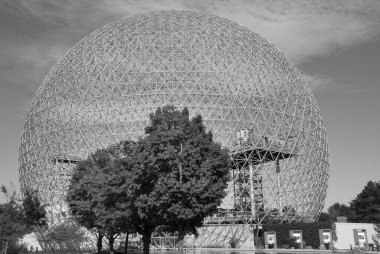 Biyosfer adı verilen jeodezik kubbe Montreal 'de suya ve çevreye adanmış bir müzedir. Saint Helen Adası 'ndaki Parc Jean-Drapeau' da yer almaktadır. Biosphre, 1967 Dünya Fuarı 67 Dünya Fuarı için ABD 'nin eski pavyonudur..
