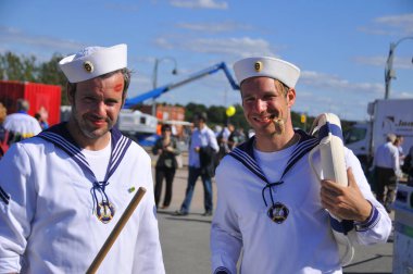 MONTREAL, CANADA - 18 Eylül 2011 'de Montreal, Kanada' da Les Grands Voiliers sur les Quais 2011 Uzun Gemiler Festivali 'ne katılan genç erkekler
