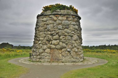 Culloden savaş alanı anıtı. Culloden Muharebesi 1745 Jakobit Riski 'nin son çarpışmasıydı. Savaş, İngiliz topraklarında yapılan son çarpışmaydı.