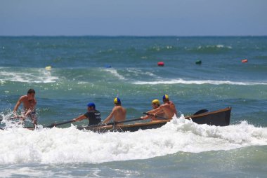 DURBAN - 25 Kasım 2009, Durban, Güney Afrika KwaZulu Natal Cankurtaran Yarışması 'nda gençlerden oluşan bir grup. Durban bölgesi cankurtaran ekipleri arasında sörf teknesi yarışı