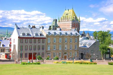 Quebec ve Chateau Frontenac, Quebec, Kanada manzarası. 1980 'lerde Kanada' nın ulusal tarihi bölgesi ilan edildi. Bölge, Aşağı Kanada 'nın İngiliz valilerinin ikametgahıydı.. 
