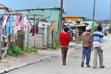 KHAYELITSHA, CAPE TOWN - 22 Mayıs 2007 'de, Khayelitsha ilçesinde kimliği belirlenemeyen bir grup erkek sokakta yürüyor, adı Xhosa, Yeni Ev, 22 Mayıs 2007' de, Cape Town, Güney Afrika